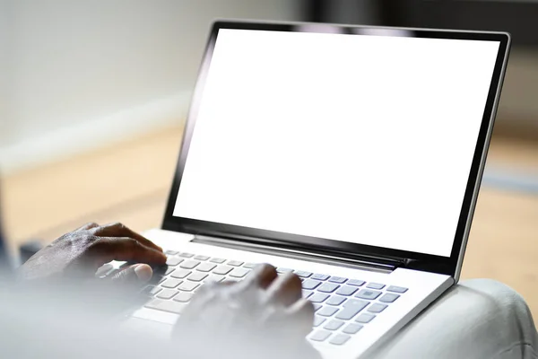 Hombre Africano Sofá Usando Ordenador Portátil Con Pantalla Vacía — Foto de Stock