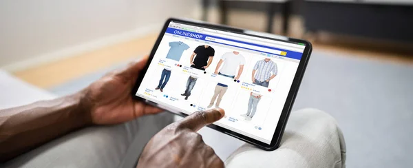 Afro Americano Holding Tablet Shopping Online Nel Negozio Commerce — Foto Stock