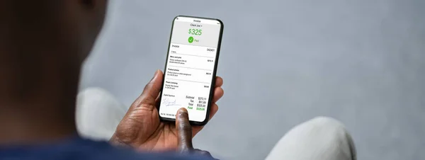 Afrykańskie Sprawdzanie Faktury Online Telefon — Zdjęcie stockowe