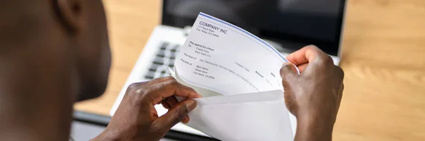 African Opening Payroll Cheque Verificação Pagamento Salarial — Fotografia de Stock