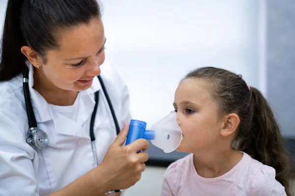 Lékař Dává Mladé Dívce Dýchací Astma Inhalátor Pro Dýchání — Stock fotografie