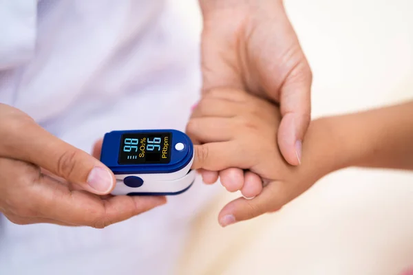 Arts Controleert Hartslag Van Het Kind Met Behulp Van Oximeter — Stockfoto