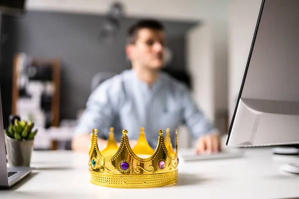 Διευθυντής Boss Man Φορώντας King Crown Στο Γραφείο — Φωτογραφία Αρχείου
