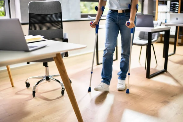 Trabajador Con Muletas Lugar Trabajo Oficina Beneficios Rehabilitación Discapacitados —  Fotos de Stock