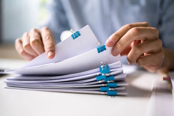 Boekhouder Clerk Zoek Gestapelde Belastingdossiers Rekeningen — Stockfoto