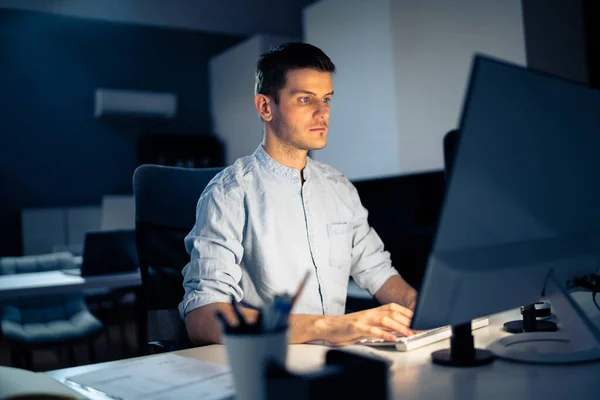 Analista Negocios Empresario Que Trabaja Hasta Tarde Computadora Oficina —  Fotos de Stock