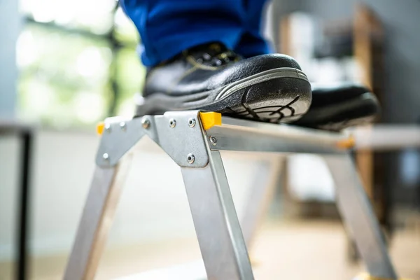 Arbeitssicherheit Auf Der Leiter Schuh Und Füße Von Klempner — Stockfoto