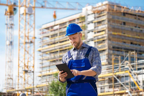 Inspectie Ingenieur Werknemer Bouwplaats Met Behulp Van Tablet — Stockfoto