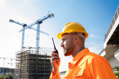 İnşaat alanındaki OSHA Denetleme İşçisi. Bina Güvenliği