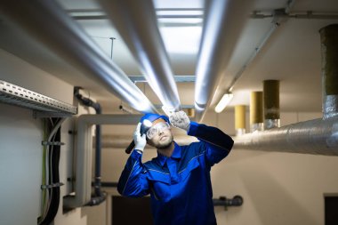 İnşaat işçisi tarafından PVC Su Borusu Denetlemesi