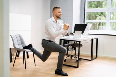 Daimi Ofis Yogası Çalışması ve İş Bilgisayarının Yakınındaki Egzersiz
