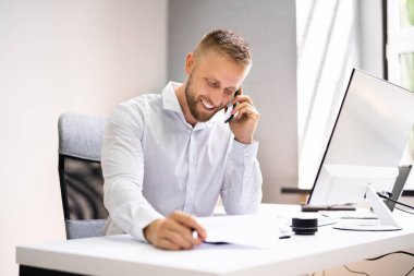 Şirket Hizmet Merkezi Operatörü Masada Telefonu Kullanıyor