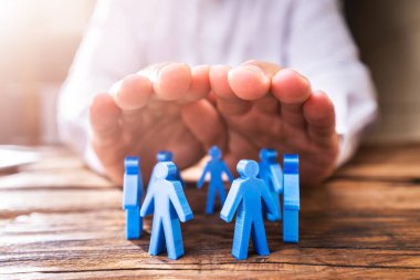 Personel Sigortası Konsepti. İnsanı Koruyan Eller