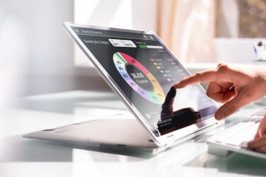 Dizüstü bilgisayarda Para Planlama Bütçe İzleme Uygulaması