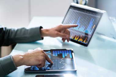 KPI Analiz Kontrol Paneli ve Dizüstü Bilgisayardaki Grafik