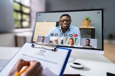 Çevrimiçi Video Konferansı İş Görüşmesi Çağrısı veya Giysi