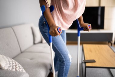 Koltuk değnekleriyle yürümek. Yaralı Bacak ya da Diz