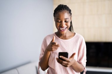 Cep telefonundaki mutlu mesajlar. Genç Afrikalı