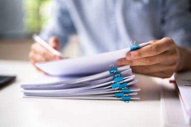 Birikmiş Vergi Dosyaları ya da Hesapları Arayan Muhasebeci