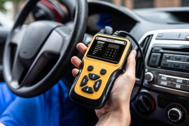 Otomobil Servis Teknisyeni Araba Tamir Dükkanında Teşhis Aygıtı Kullanıyor