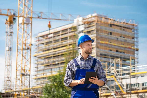 Ingeniero Inspección Trabajador Sitio Construcción Usando Tablet —  Fotos de Stock