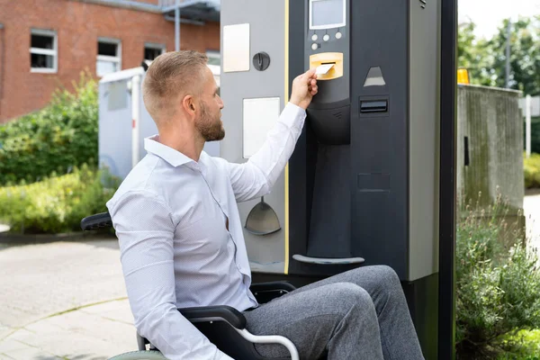 Behinderter Mann Rollstuhl Zahlt Für Parkschein Automaten — Stockfoto