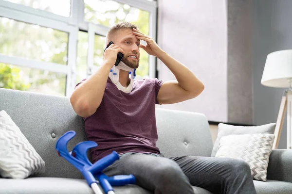 Poraněný Muž Krkem Obsazení Telefonu — Stock fotografie