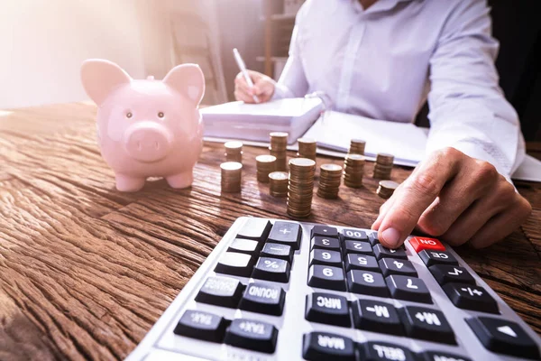 Imposto Economia Orçamento Usando Piggybank Calculadora — Fotografia de Stock