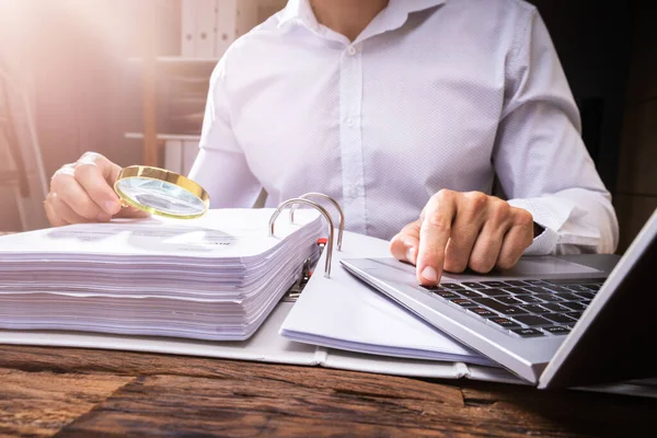 Investigación Del Fraude Fiscal Sociedades Auditor Comercial Usando Ampliación Electrónica — Foto de Stock