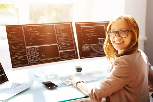 Kvinnlig Programmerare Som Arbetar Flera Datorskärmar — Stockfoto