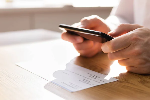 Depósito Cheque Remoto Tomando Fotos Con Teléfono Móvil — Foto de Stock