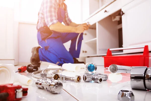 Sanitair Schoonmaken Keuken Pijp Met Behulp Van Tools Rioolonderhoud — Stockfoto