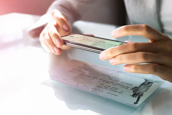 Borg Afstand Controleren Het Nemen Van Foto Met Mobiele Telefoon — Stockfoto