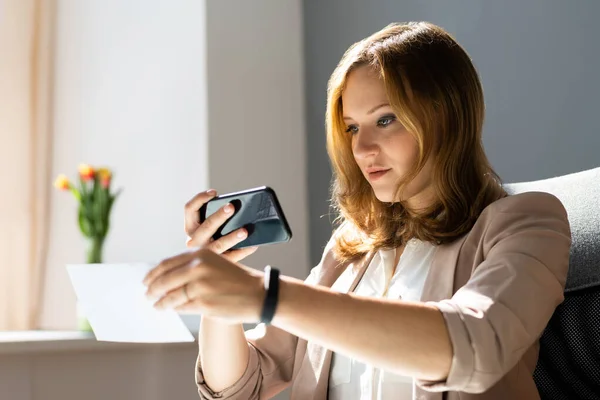 Depósito Cheque Remoto Tomando Fotos Con Teléfono Móvil — Foto de Stock