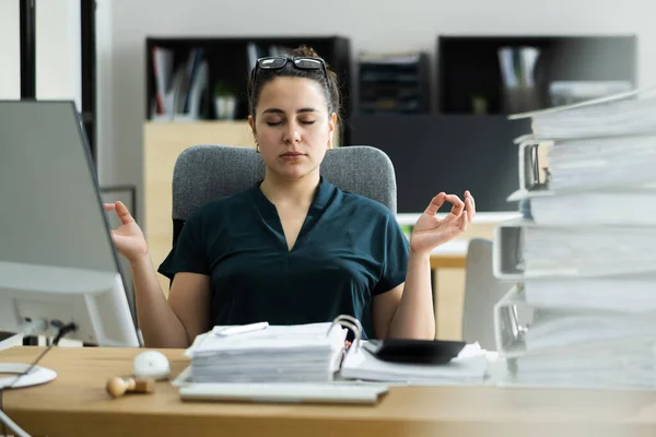 Yoga Och Stresshantering Arbetsplatsen Bokföringskvinna — Stockfoto