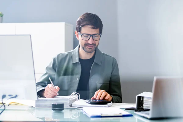 Contable Señora Oficina Usando Calculadora Para Contabilidad Aduanera —  Fotos de Stock