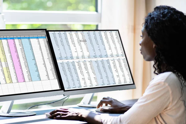 Professionelle Analyst Mitarbeiter Mit Tabellenkalkulation Daten Auf Computer Monitor — Stockfoto