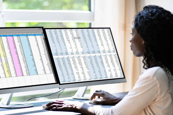 Professionele Analist Werknemer Met Behulp Van Spreadsheet Gegevens Computer Monitor — Stockfoto