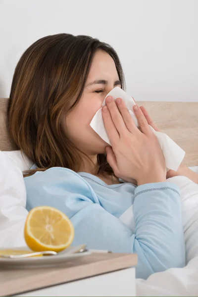 Mulher Doente Com Frio Inverno Rinite Nariz Medicação — Fotografia de Stock