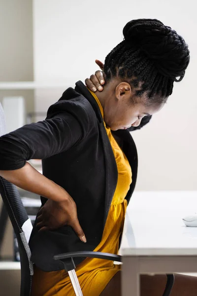 Femme Africaine Assise Dans Chaise Bureau Avec Douleur Dos — Photo