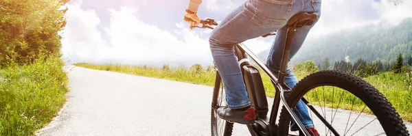 Hombre Montando Bicicleta Eléctrica Montaña Los Alpes — Foto de Stock