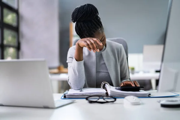 American African Workaholic Accountant Frau Gelangweilt Und Traurig — Stockfoto
