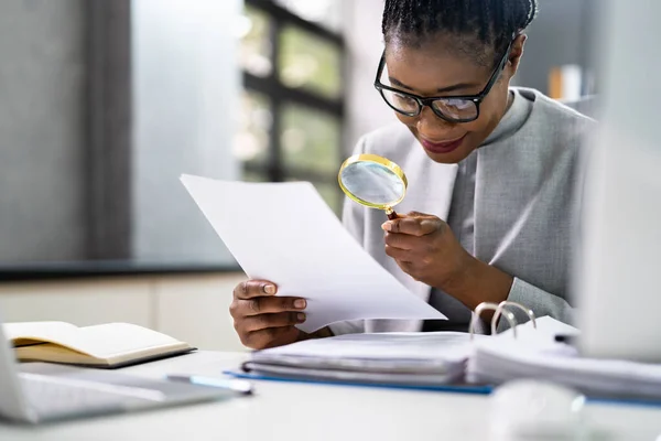 Advocaat Onderzoek Papier Met Behulp Van Vergrootglas Belastingfraude Onderzoek — Stockfoto