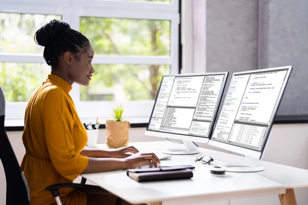 Afro Amerikaanse Vrouwenprogrammeur Meisje Codering Computer — Stockfoto