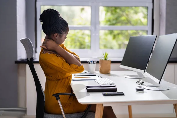 Ergonomisk Stol Och Hållning Bakom Arbetsstation Dator Axelsmärta — Stockfoto