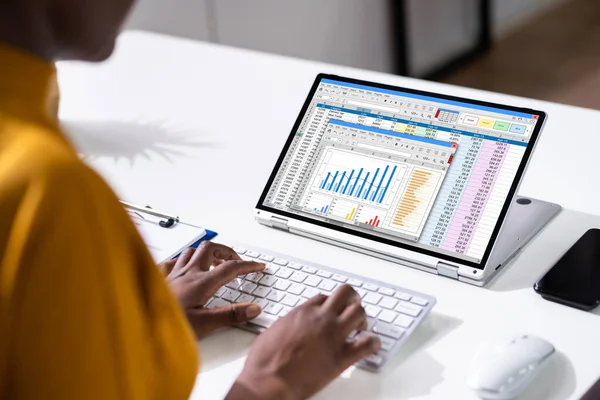 Vrouw Werkt Met Elektronische Spreadsheet Rapporten Het Scherm — Stockfoto