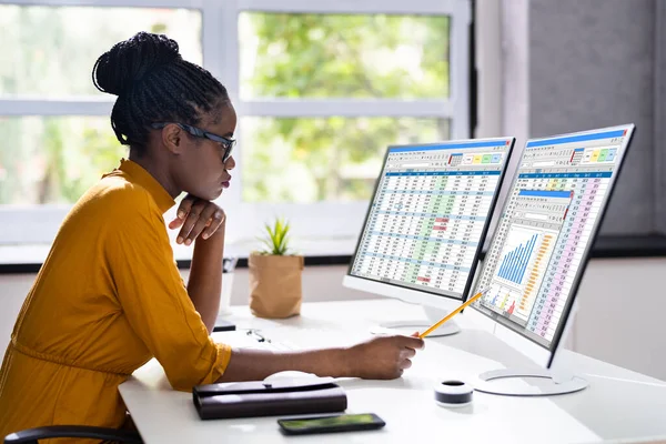 Computer Werkblad Data Analist Vrouw Met Behulp Van Meerdere Schermen — Stockfoto