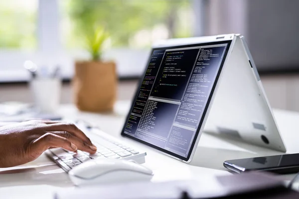 Programozó Vagy Programozó Office Desk Alkalmazásban Laptop Használatával — Stock Fotó