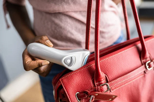 Kvinna Stjäla Elektriska Fötter Callus Remover Butik Snatteri Stöld Brott — Stockfoto