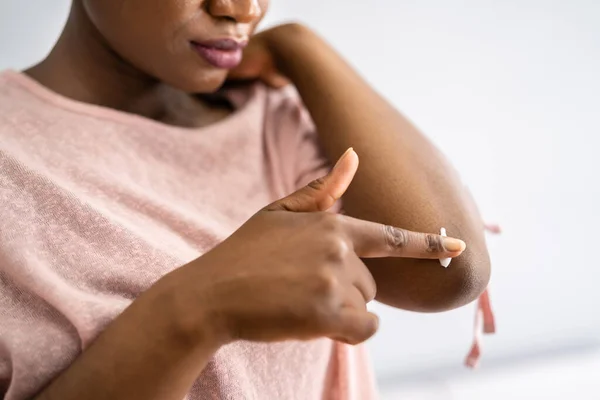 American African Woman Κρέμα Χεριών Για Δέρμα — Φωτογραφία Αρχείου